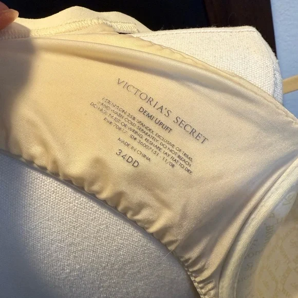 Victoria's Secret Cream Bra - Picture 5 of 5